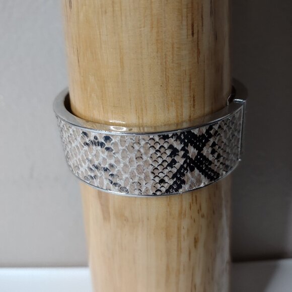 7.5 Inch Hinged Snakeskin Print Bracelet - Picture 1 of 8